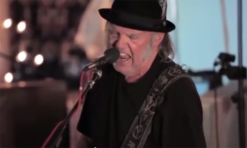 Neil Young 携手 Promise Of The Real 发布新歌 《 A Rock Star Bucks A Coffee Shop 》